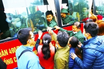 Thanh niên TP Sông Công háo hức lên đường nhập ngũ bảo vệ Tổ quốc