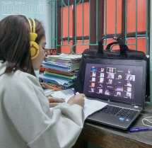 Nghỉ học tránh Corona, sinh viên học online để đảm bảo tiến độ ra trường