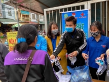 Phát 4.000 khẩu trang miễn phí cho bà con vùng cao Yên Bái