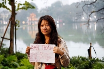 Sự thật chuyện cô gái cầm giấy “bán thân” dịp Valentine gây xôn xao