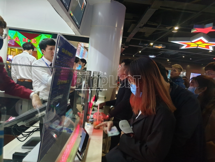 Cặp đôi đến rạp chiếu phim dịp valentine đông kín bất chấp Covid-19