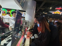 Cặp đôi đến rạp chiếu phim dịp valentine đông kín bất chấp Covid-19