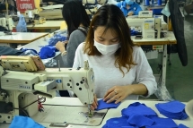 san xuat khau trang khang khuan phat mien phi cho hoc sinh sinh vien