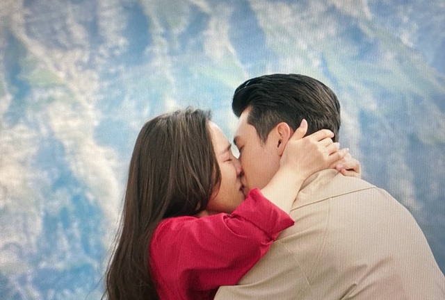 Vì sao bị chê nhiều “sạn”, “Hạ cánh nơi anh” vẫn khiến khán giả phát cuồng?