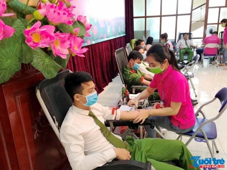 thanh nien cong an quan tay ho hien mau tinh nguyen