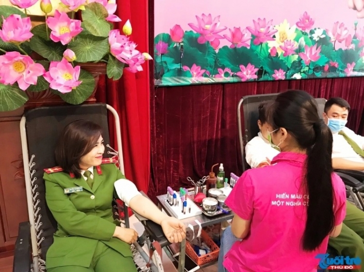 thanh nien cong an quan tay ho hien mau tinh nguyen