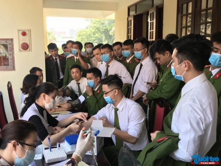 thanh nien cong an quan tay ho hien mau tinh nguyen