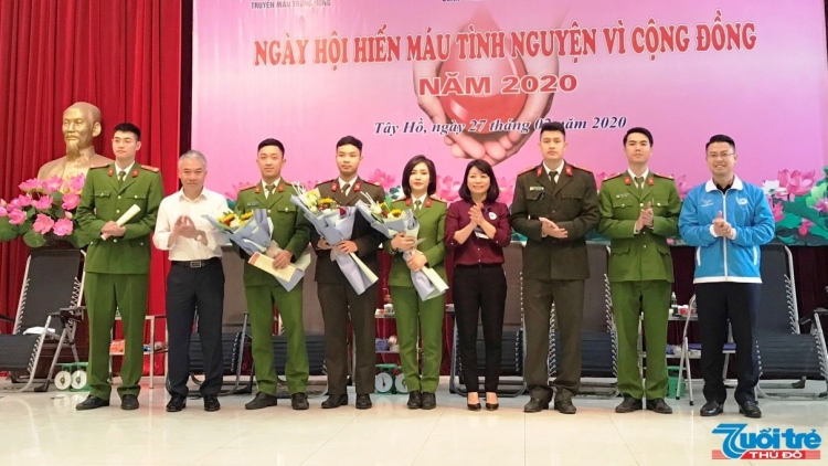 thanh nien cong an quan tay ho hien mau tinh nguyen