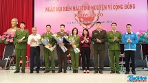 thanh nien cong an quan tay ho hien mau tinh nguyen