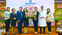 Tỉnh đoàn Yên Bái tặng hoa chúc mừng Hội thầy thuốc trẻ dịp 27/2