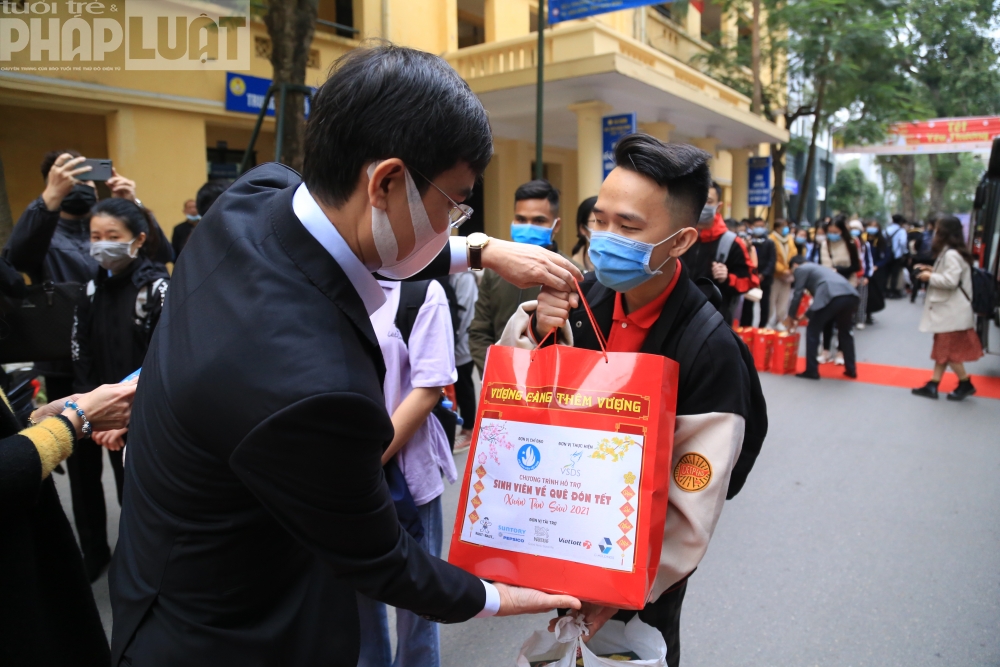 Ban Tổ chức cũng trao quà cho các em sinh viên có hoàn cảnh khó khăn trên chuyến xe miễn phí.