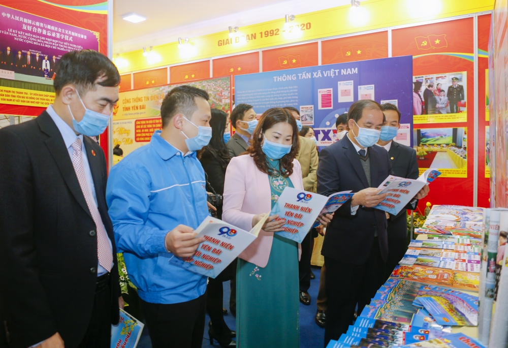 Các đồng chí lãnh đạo tỉnh, các đại biểu tham quan gian trưng bày các ấn phẩm báo Xuân.