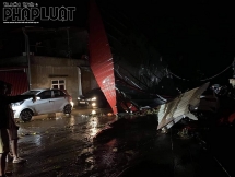 Hàng loạt ô tô xe máy bị cây đè, nhà tốc mái sau 20 phút mưa đá và giông lốc