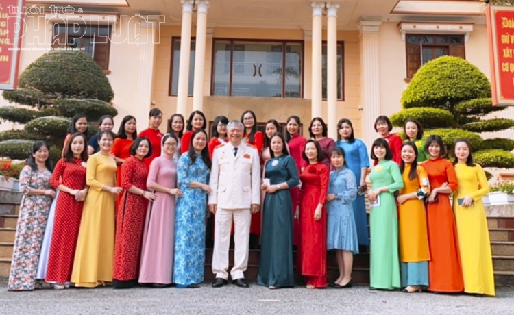 bat ngo voi hinh anh phu nu dong loat mac ao dai truoc ngay 83