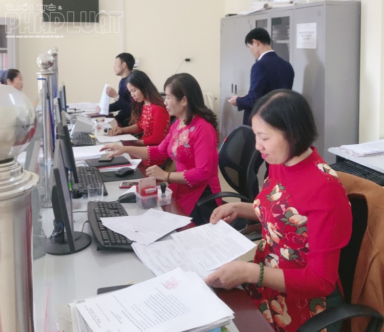 bat ngo voi hinh anh phu nu dong loat mac ao dai truoc ngay 83