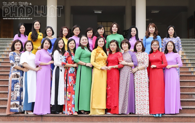 bat ngo voi hinh anh phu nu dong loat mac ao dai truoc ngay 83