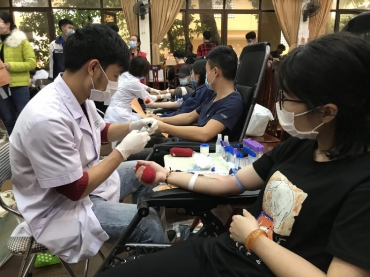 thanh nien huyen thuong tin hien mau tinh nguyen