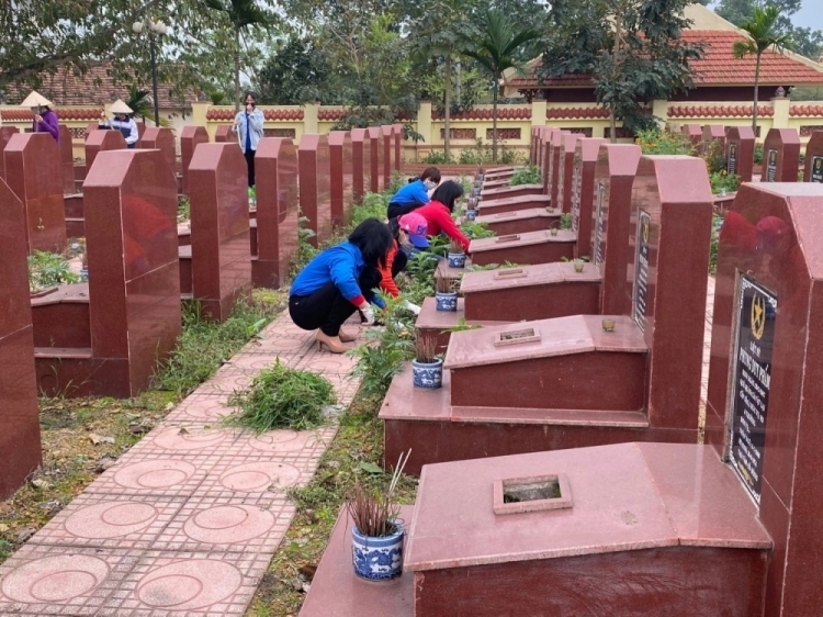 thanh nien huyen ba vi ra quan ve sinh moi truong