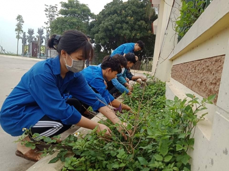 thanh nien huyen ba vi ra quan ve sinh moi truong