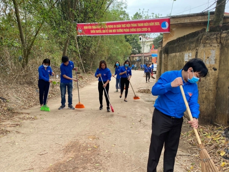 thanh nien huyen ba vi ra quan ve sinh moi truong