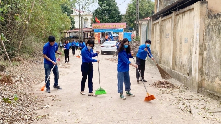 thanh nien huyen ba vi ra quan ve sinh moi truong