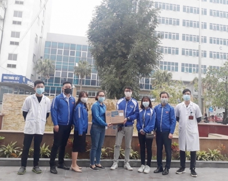 thanh doan ha noi trao tang nuoc rua tay cho nguoi bi cach ly