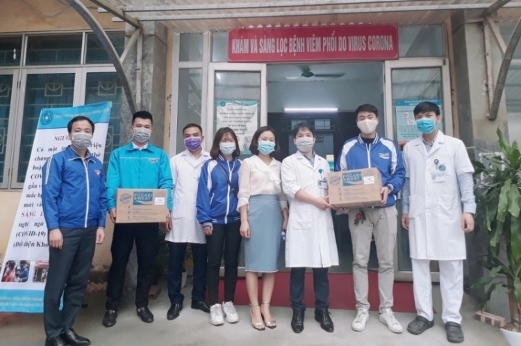 thanh doan ha noi trao tang nuoc rua tay cho nguoi bi cach ly