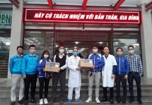 thanh doan ha noi trao tang nuoc rua tay cho nguoi bi cach ly