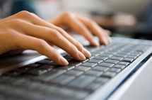 Cán bộ, công chức ở Lào Cai làm việc trực tuyến tại nhà chống dịch Covid-19