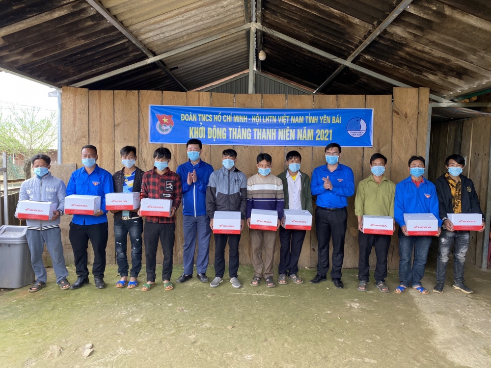 Thường trực Tỉnh đoàn tặng quà cho thanh niên tình nguyện tại Chòm  Thôn Cu Vai, xã Xà Hồ.