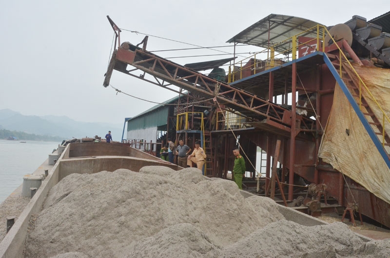 Lực lượng chức năng bắt giữ phương tiện khai thác cát trái phép tại khu vực hạ lưu sông Đà thuộc địa phận phường Tân Hòa (TP Hòa Bình).