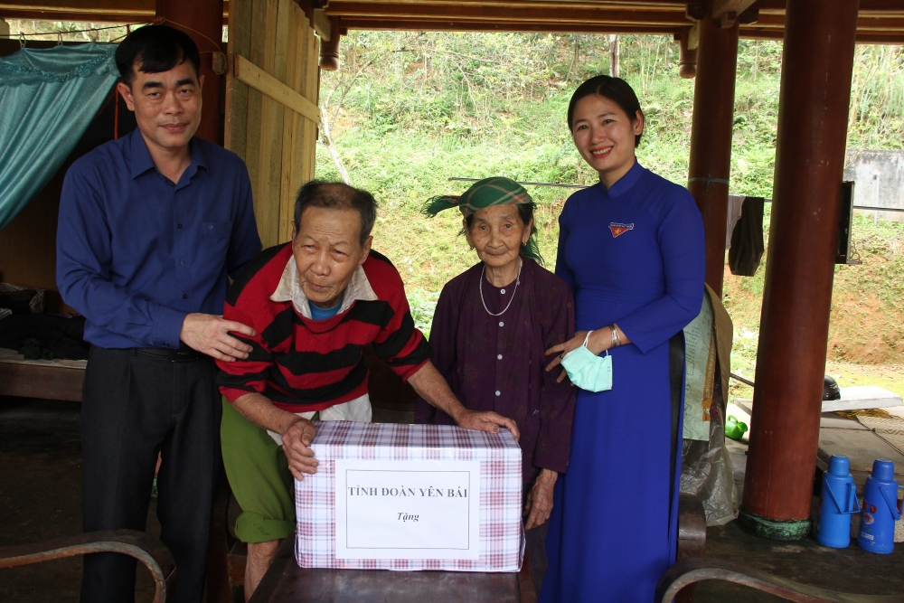 thăm hỏi, động viên, tặng quà các gia đình chính sách tại xã Đại Lịch, huyện Văn Chấn