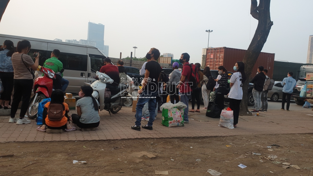 Xe dù, bến cóc tại Hà Nội: Đứng đâu cũng bắt được xe khách về quê