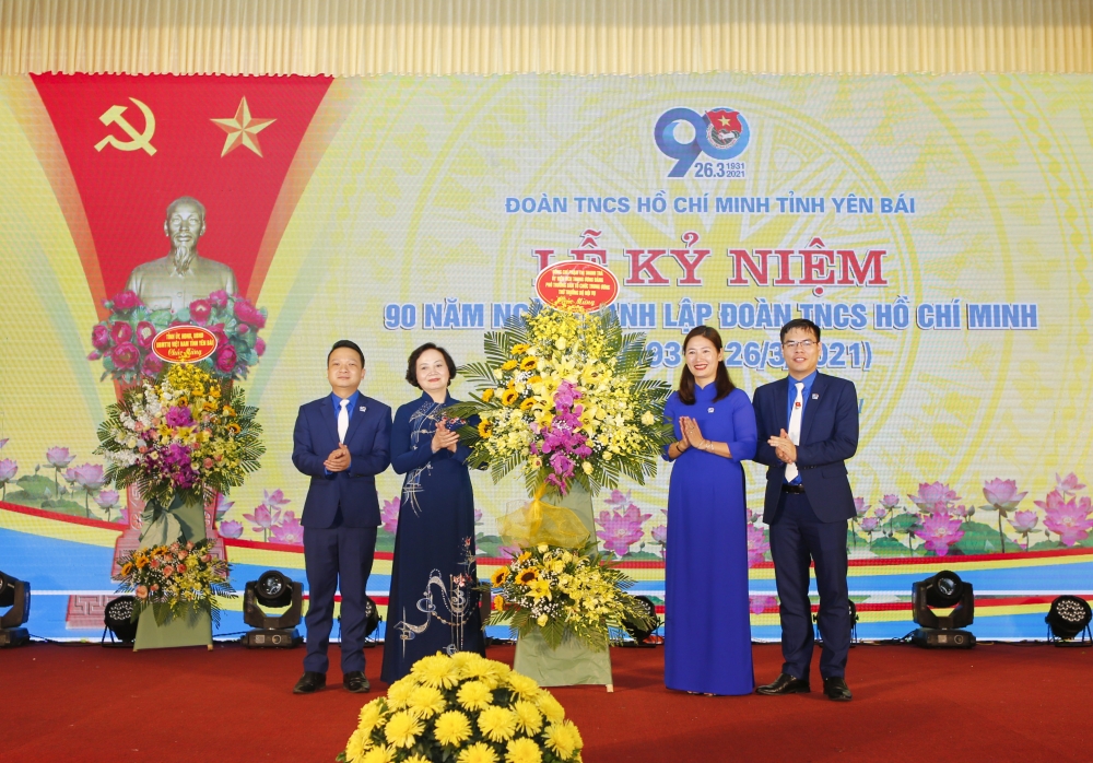 Đc Phạm Thị Thanh Trà - Uỷ viên BCH TW Đảng, Phó Trưởng Ban tổ chức Trung ương, Thứ trưởng Bộ Nội vụ tặng hoa chúc mừng kỷ niệm 90 năm ngày thành lập Đoàn TNCS Hồ Chí Minh