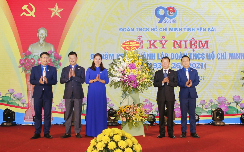 Đc Đỗ Đức Duy - Uỷ viên BCH Trung ương Đảng, Bí thư Tỉnh uỷ tặng hoa chúc mừng kỷ niệm 90 năm ngày thành lập Đoàn TNCS Hồ Chí Minh