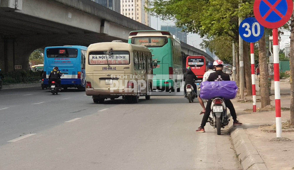 Xe dù, bến cóc tại Hà Nội: Đứng đâu cũng bắt được xe khách về quê
