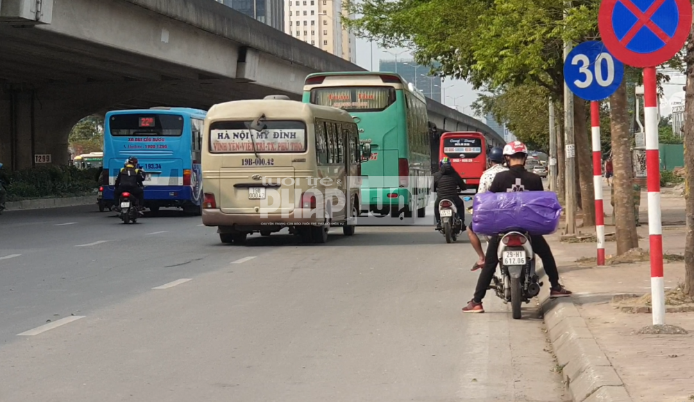 Xe dù, bến cóc tại Hà Nội: Đề xuất xử phạt cả hành khách và nhà xe vi phạm