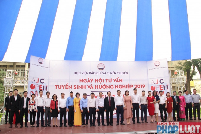 Sôi động Ngày hội tư vấn tuyển sinh của Học viện Báo chí và Tuyên truyền