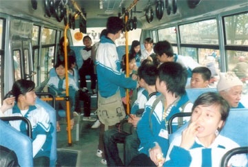 Xe buýt sắp chạy ở Yên Bái: Người dân nói gì?