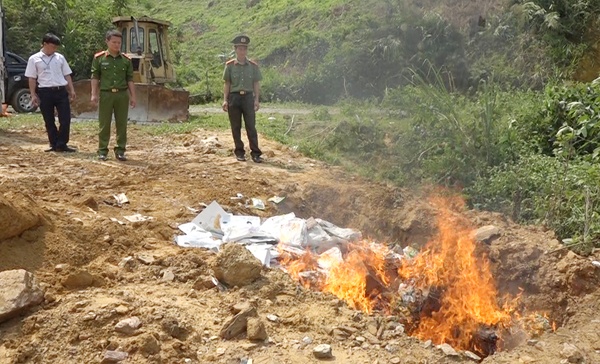 bat giu nhieu hang hoa nhap lau khong ro nguon goc