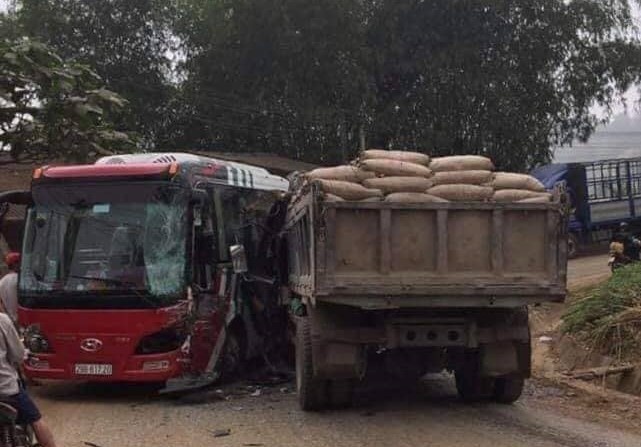 Yên Bái: Xe tải tông ngang xe khách, một người bị thương nặng