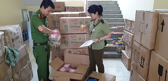 Bắt giữ 5,5 tấn bánh kẹo và đồ chơi trẻ em không rõ nguồn gốc
