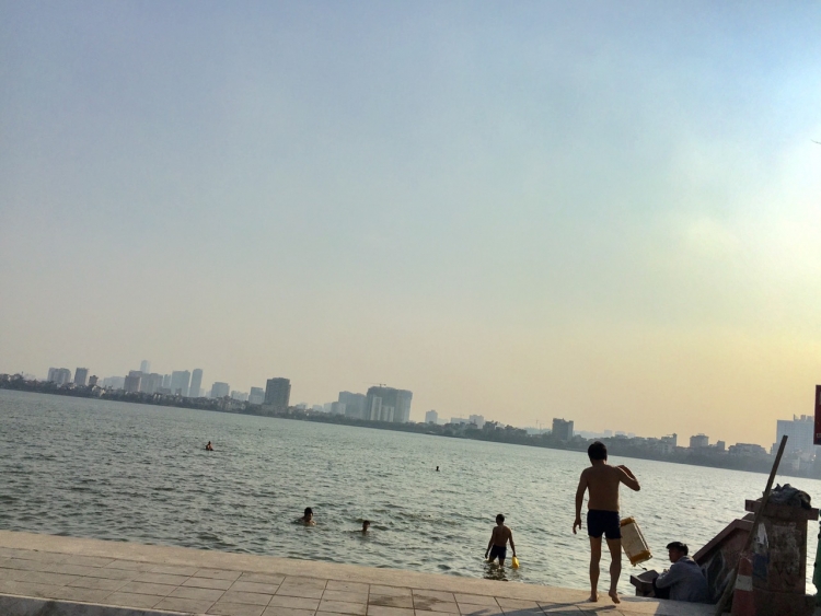 Hồ Tây: Bãi tắm tự phát tiềm ẩn nhiều nguy cơ mất an toàn