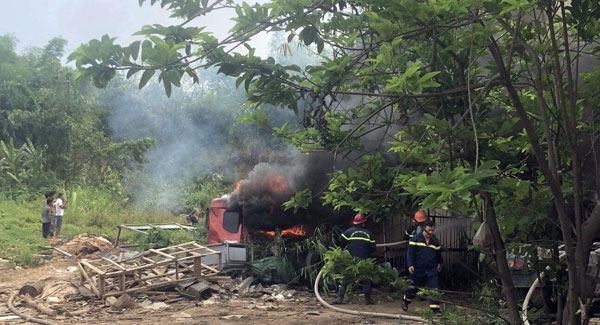 Cháy nhà xưởng thiêu rụi nhiều ôtô tiền tỷ