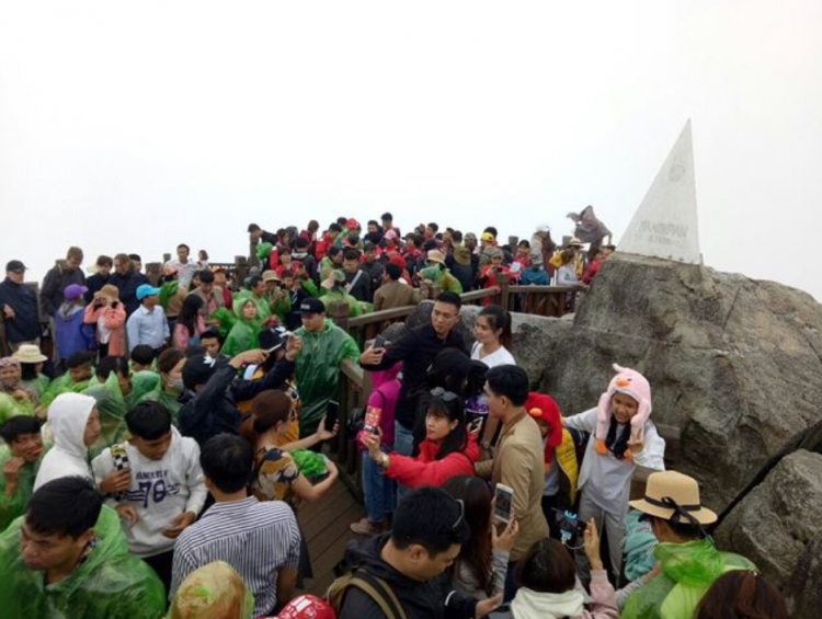 Du khách hồ hởi trong cái se lạnh của tiết trời Sa Pa