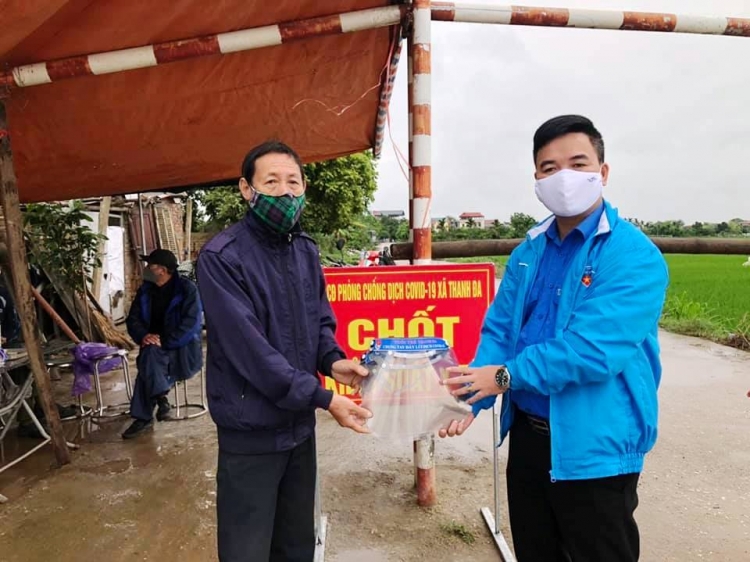 tuoi tre huyen phuc tho trao tang 1200 mat na chong dich