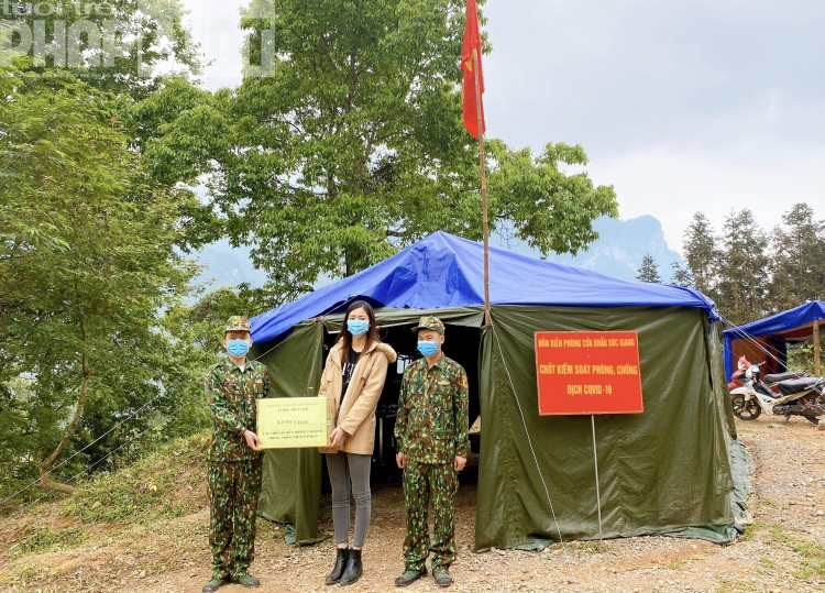 hoa hau luong thuy linh den tham va dong vien cac chien si chong dich tai cua khau