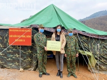 hoa hau luong thuy linh den tham va dong vien cac chien si chong dich tai cua khau