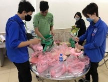 Tuổi trẻ Thanh Xuân phát suất ăn miễn phí cho người nghèo