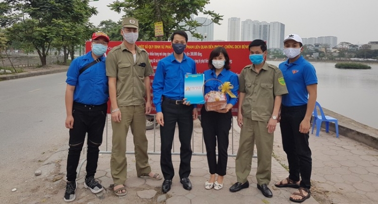 quan doan hoang mai tham tang qua thanh nien tinh nguyen